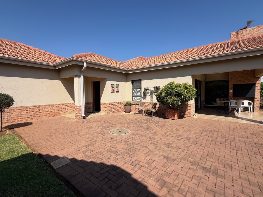 2 Bedroom Property for Sale in The Retreat Gauteng