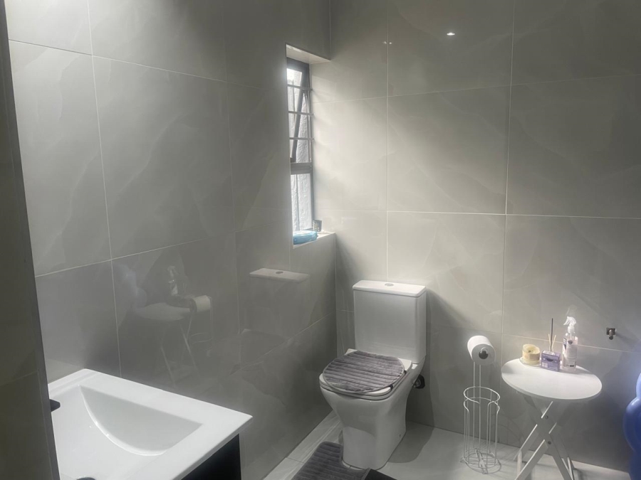 To Let 1 Bedroom Property for Rent in Fontainebleau Gauteng