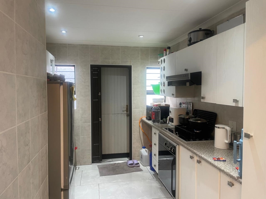 To Let 1 Bedroom Property for Rent in Fontainebleau Gauteng