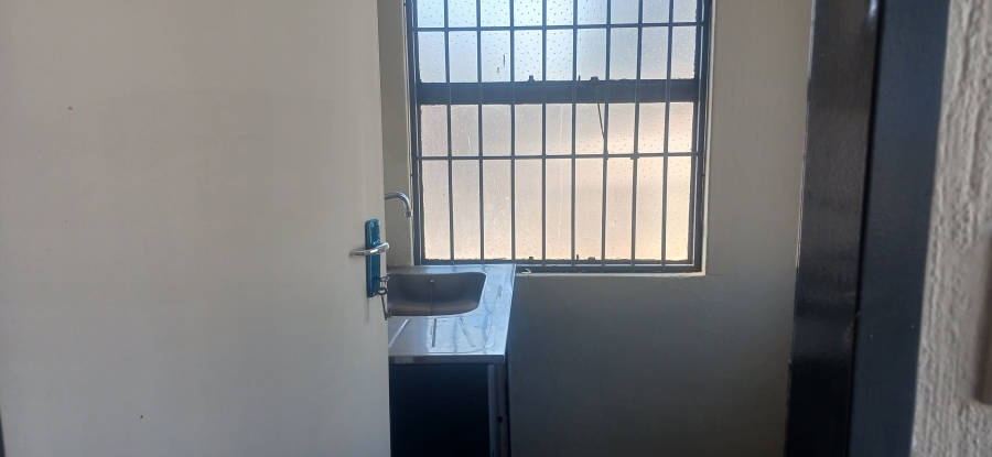 To Let Commercial Property for Rent in Chloorkop Gauteng