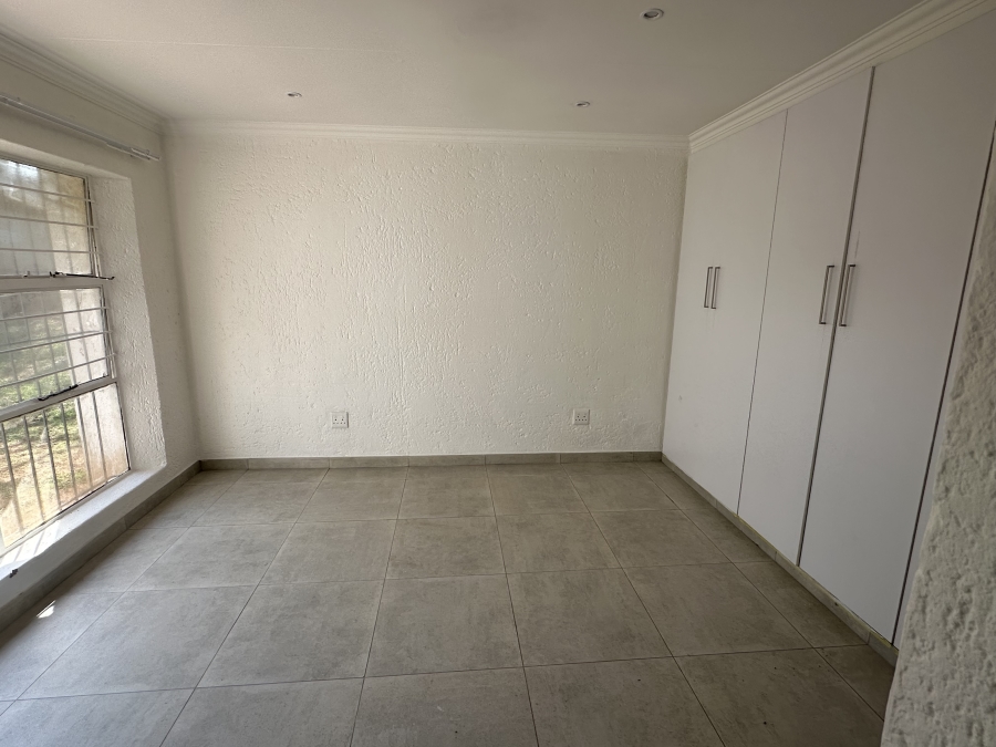 To Let 3 Bedroom Property for Rent in Roodekrans Gauteng