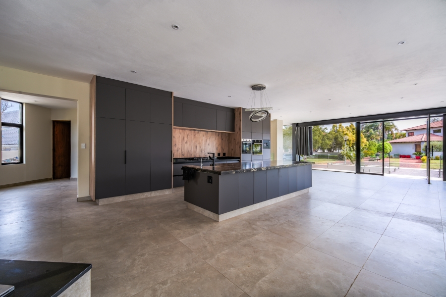 7 Bedroom Property for Sale in Woodhill Estate Gauteng