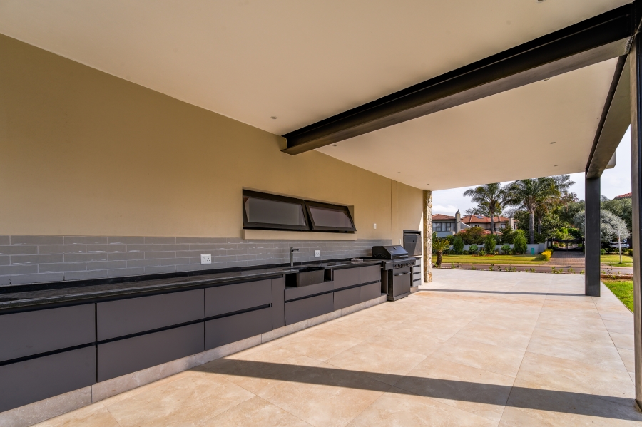 7 Bedroom Property for Sale in Woodhill Estate Gauteng