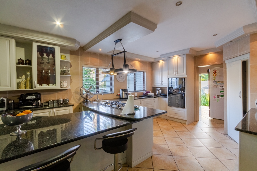 9 Bedroom Property for Sale in Silver Lakes Golf Estate Gauteng