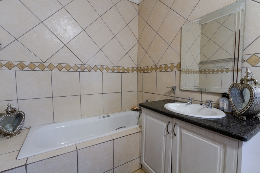 9 Bedroom Property for Sale in Silver Lakes Golf Estate Gauteng