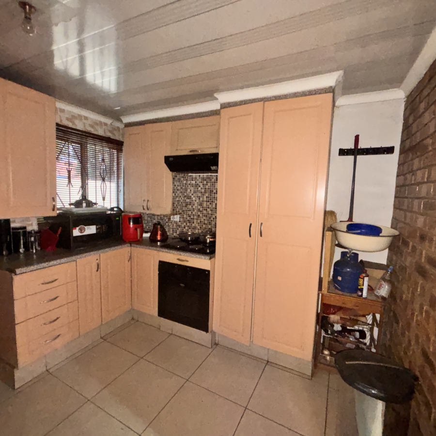 2 Bedroom Property for Sale in Chiawelo Gauteng