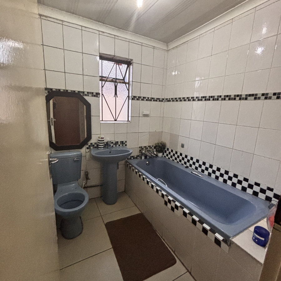 2 Bedroom Property for Sale in Chiawelo Gauteng