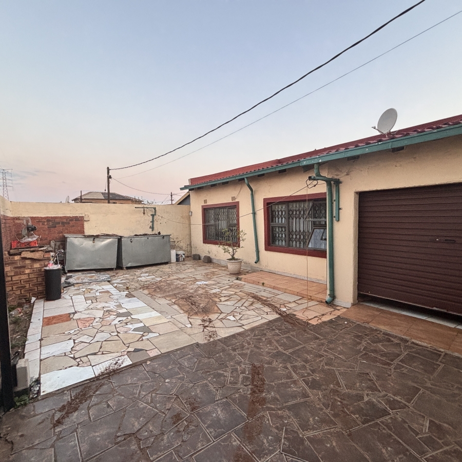 2 Bedroom Property for Sale in Chiawelo Gauteng