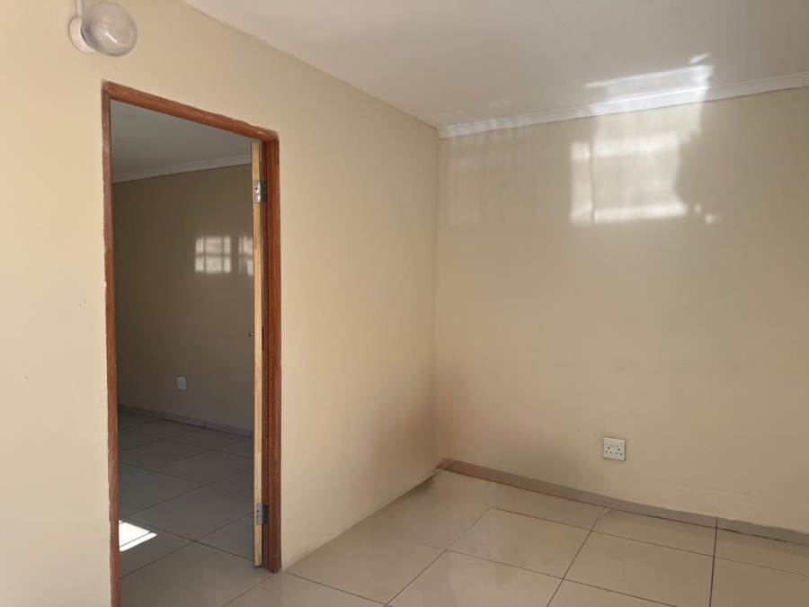 To Let 1 Bedroom Property for Rent in New Redruth Gauteng