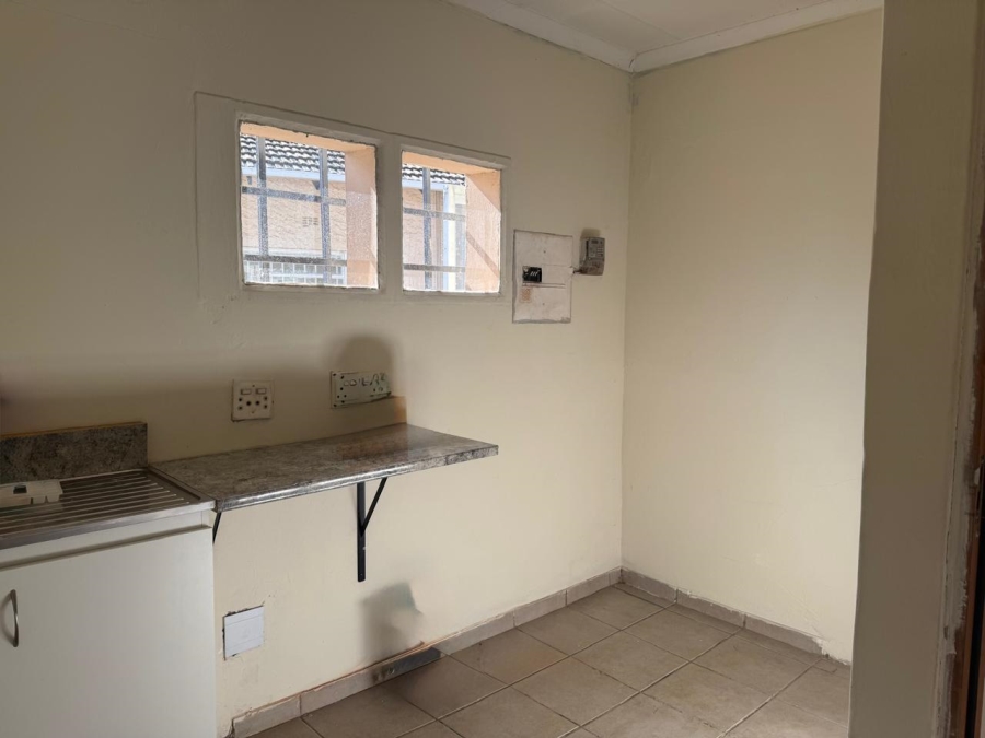 To Let 1 Bedroom Property for Rent in New Redruth Gauteng