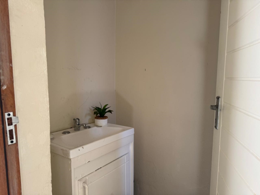 To Let 1 Bedroom Property for Rent in New Redruth Gauteng