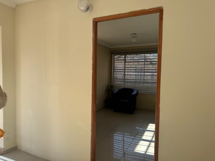 To Let 1 Bedroom Property for Rent in New Redruth Gauteng