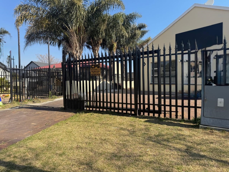 To Let 1 Bedroom Property for Rent in New Redruth Gauteng