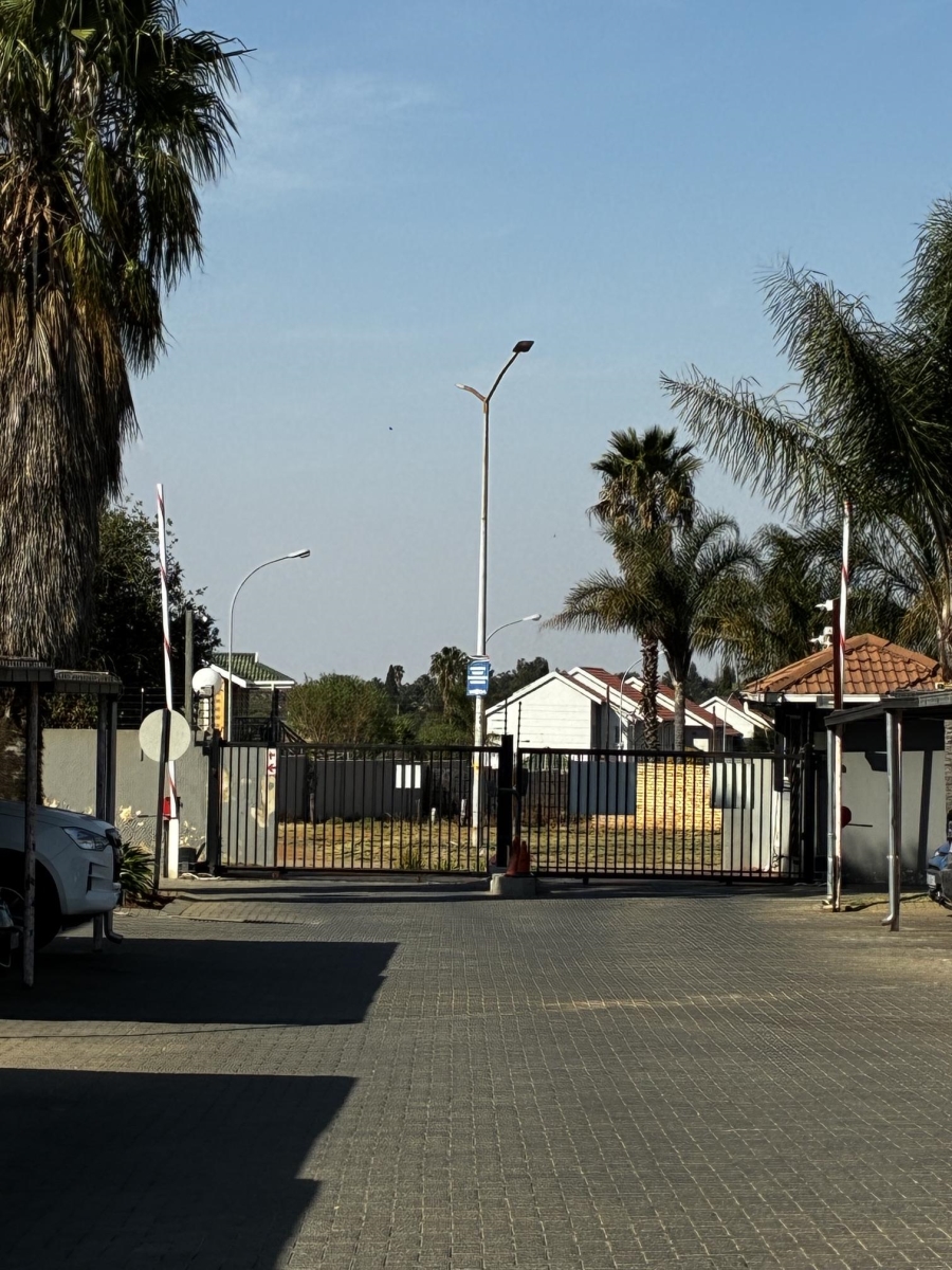 2 Bedroom Property for Sale in Glen Marais Gauteng