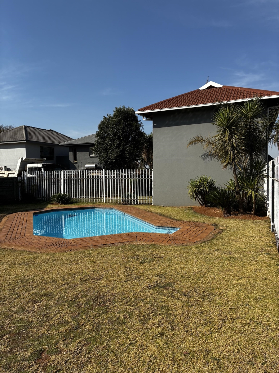 2 Bedroom Property for Sale in Glen Marais Gauteng