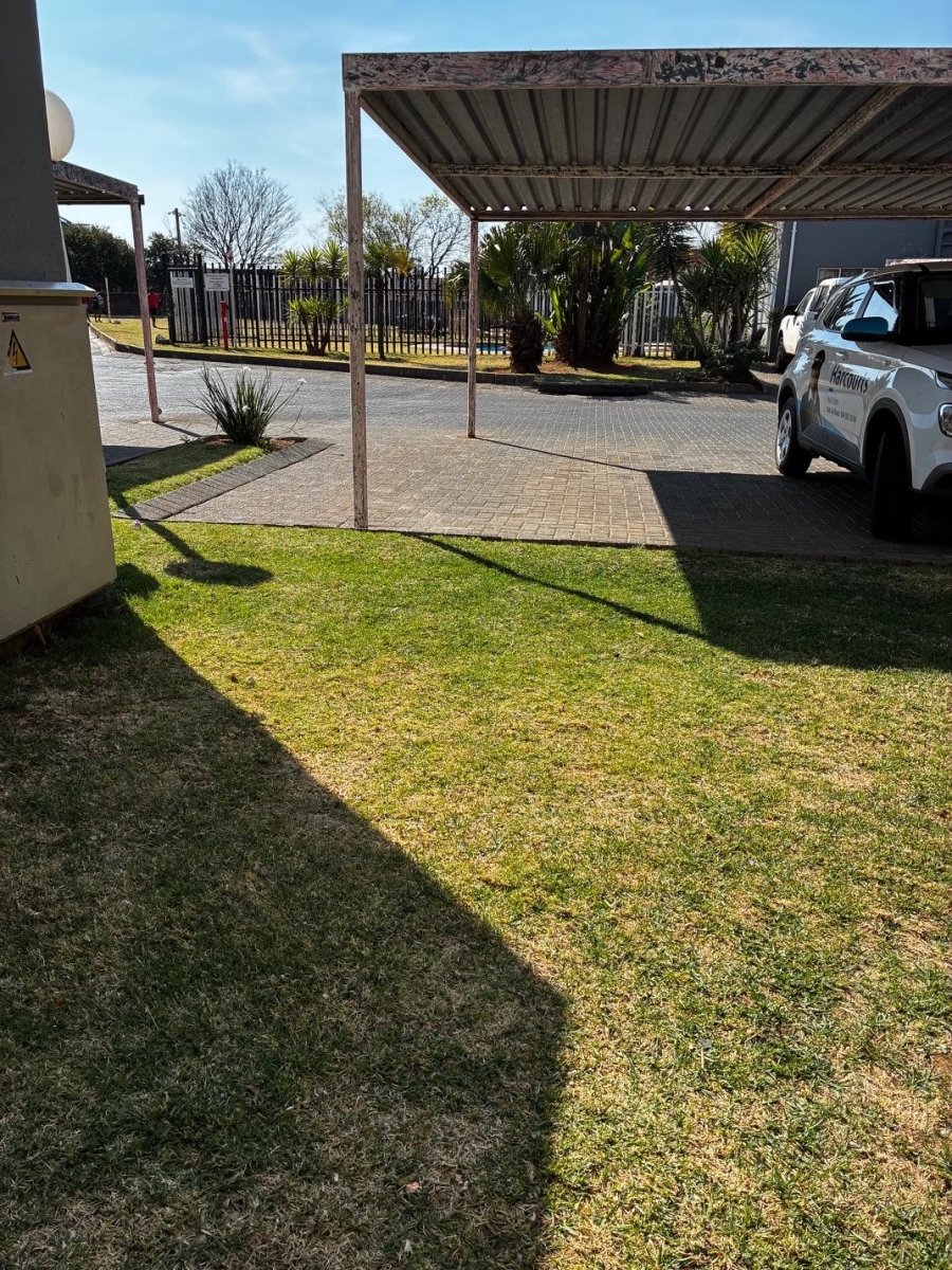 2 Bedroom Property for Sale in Glen Marais Gauteng