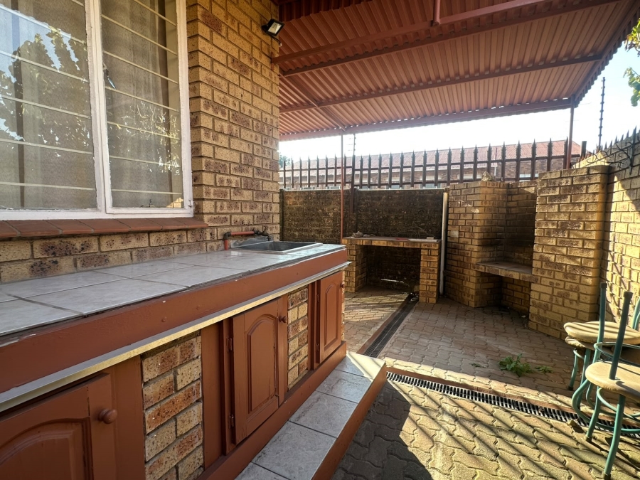 To Let 3 Bedroom Property for Rent in The Hill Gauteng