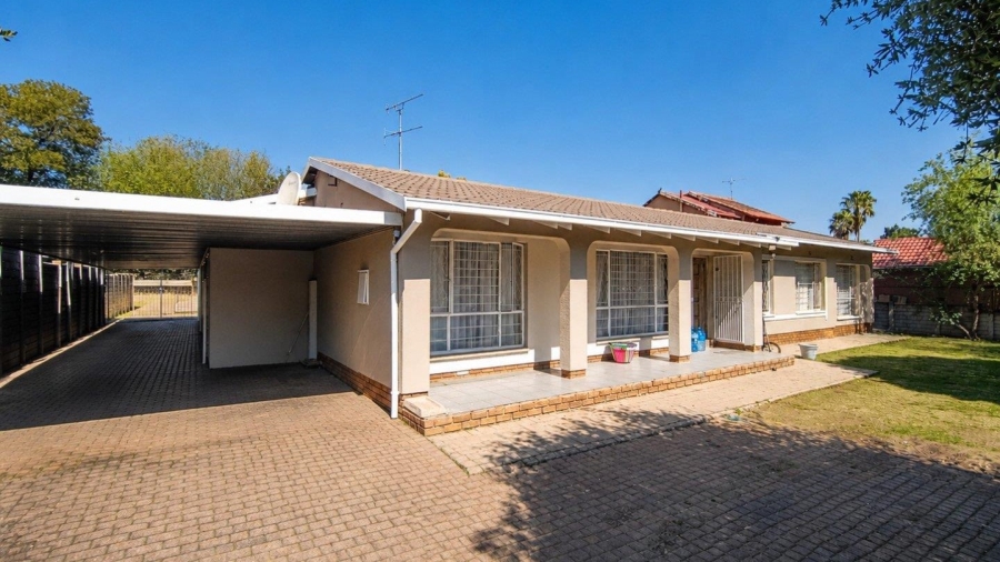 5 Bedroom Property for Sale in Brackendowns Gauteng