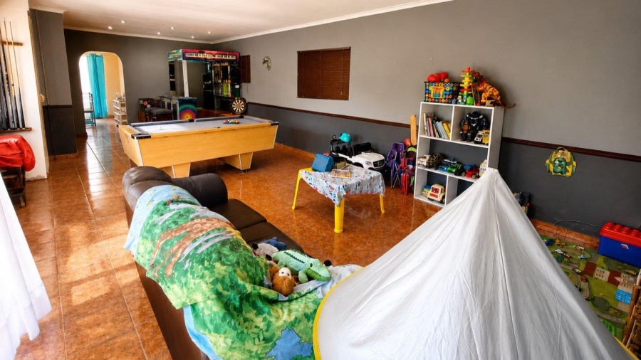 5 Bedroom Property for Sale in Brackendowns Gauteng
