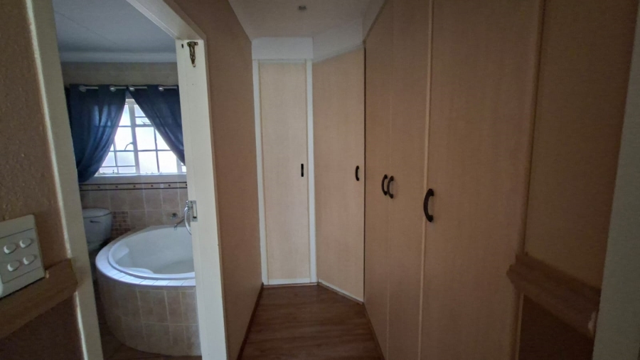 To Let 4 Bedroom Property for Rent in Sunair Park Gauteng