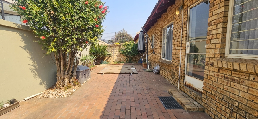 3 Bedroom Property for Sale in New Redruth Gauteng