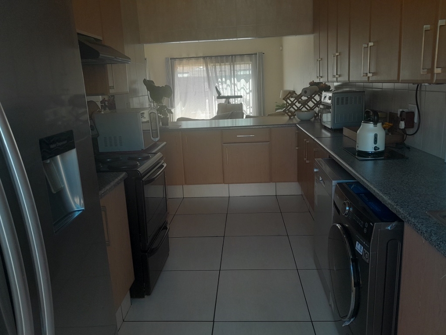 To Let 3 Bedroom Property for Rent in Randhart Gauteng