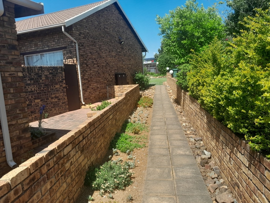 To Let 3 Bedroom Property for Rent in Randhart Gauteng
