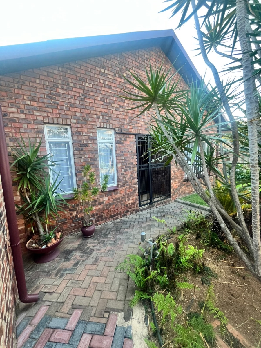 To Let 3 Bedroom Property for Rent in Florauna Gauteng