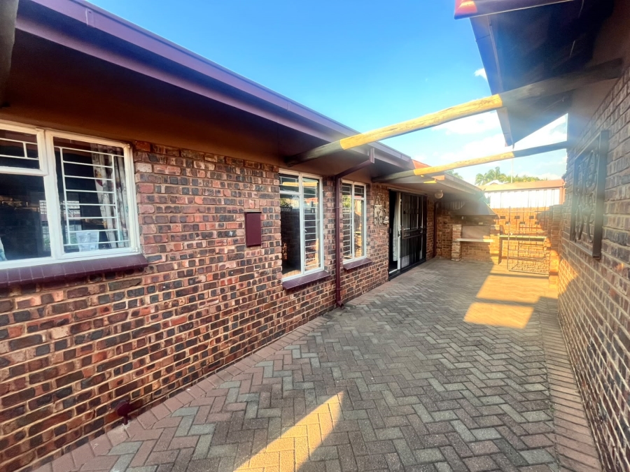To Let 3 Bedroom Property for Rent in Florauna Gauteng