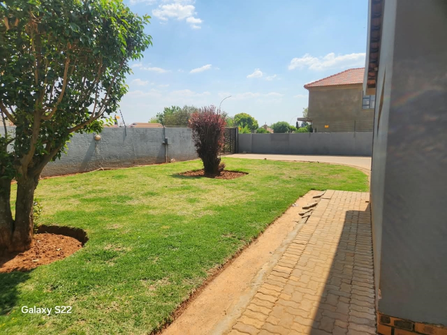 To Let 3 Bedroom Property for Rent in Crystal Park Gauteng