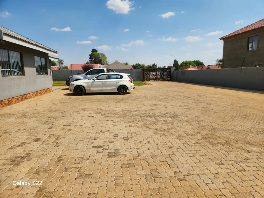 To Let 3 Bedroom Property for Rent in Crystal Park Gauteng