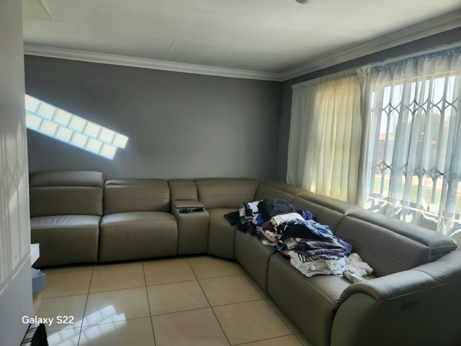 To Let 3 Bedroom Property for Rent in Crystal Park Gauteng