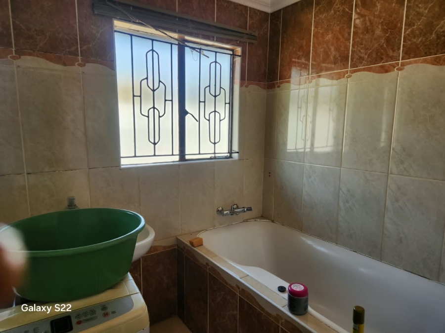 To Let 3 Bedroom Property for Rent in Crystal Park Gauteng