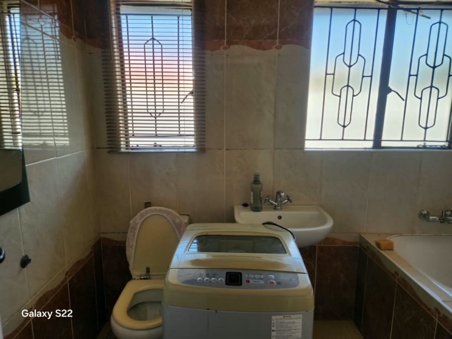To Let 3 Bedroom Property for Rent in Crystal Park Gauteng