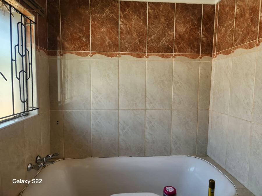 To Let 3 Bedroom Property for Rent in Crystal Park Gauteng