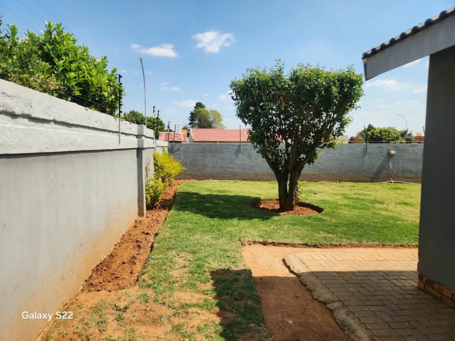 To Let 3 Bedroom Property for Rent in Crystal Park Gauteng