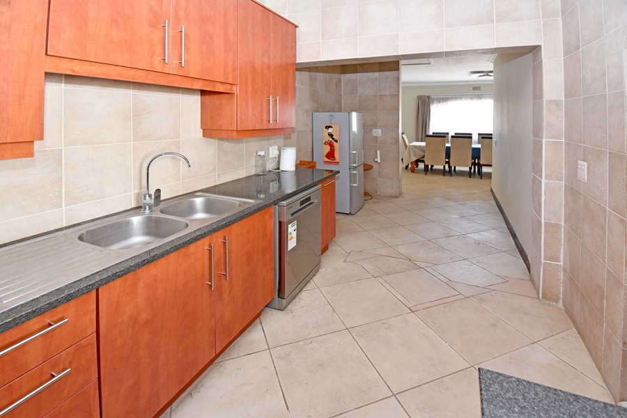 4 Bedroom Property for Sale in Benmore Gardens Gauteng