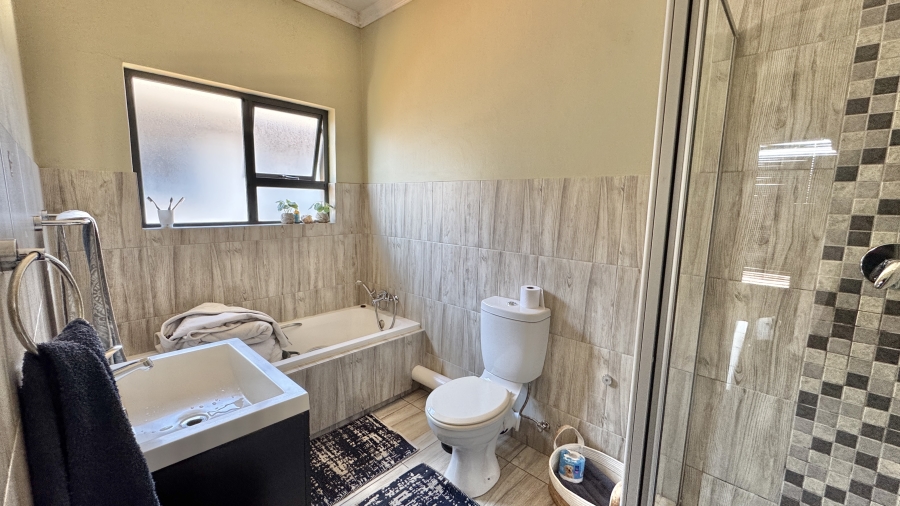 2 Bedroom Property for Sale in Noordwyk Gauteng