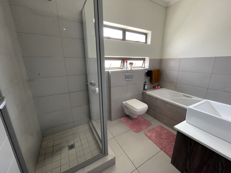 3 Bedroom Property for Sale in Petervale Gauteng