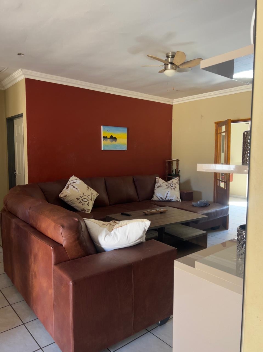 5 Bedroom Property for Sale in Thatchfield Close Gauteng
