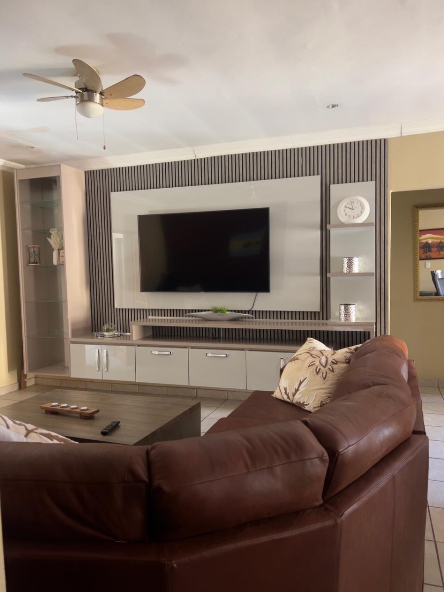 5 Bedroom Property for Sale in Thatchfield Close Gauteng