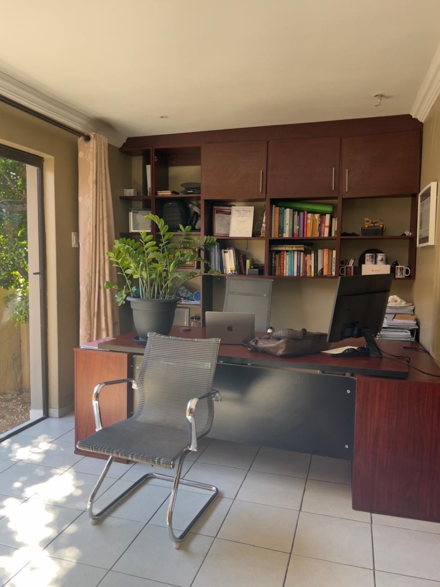5 Bedroom Property for Sale in Thatchfield Close Gauteng