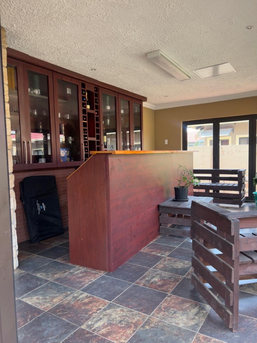 5 Bedroom Property for Sale in Thatchfield Close Gauteng