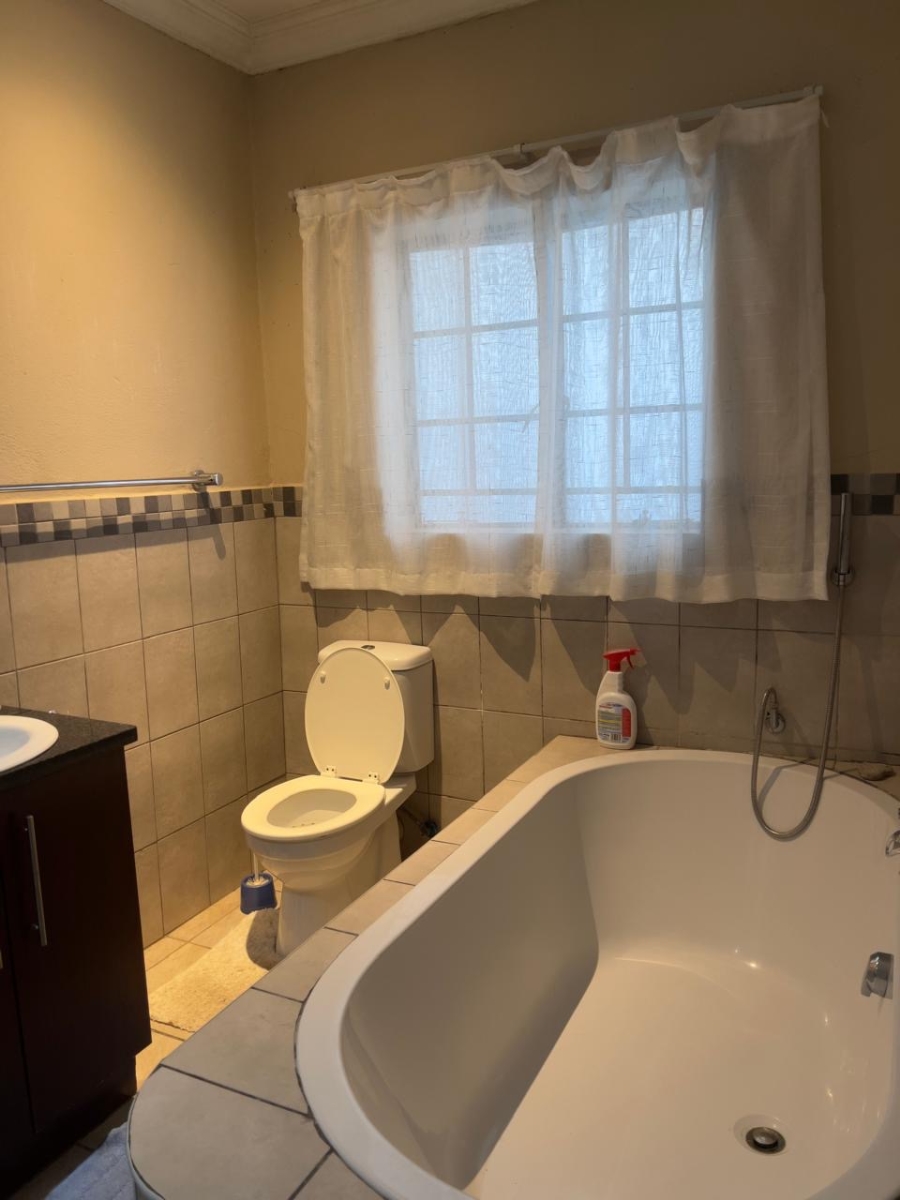 5 Bedroom Property for Sale in Thatchfield Close Gauteng