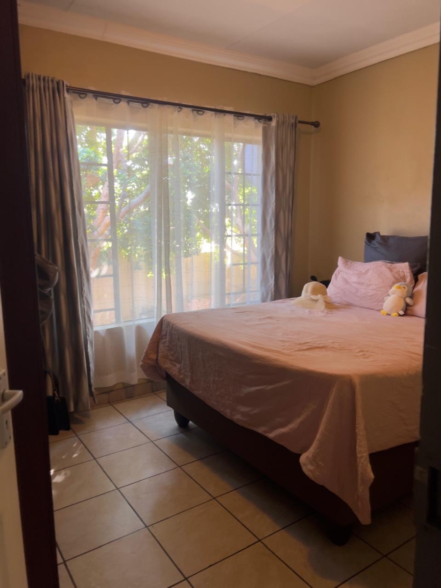 5 Bedroom Property for Sale in Thatchfield Close Gauteng