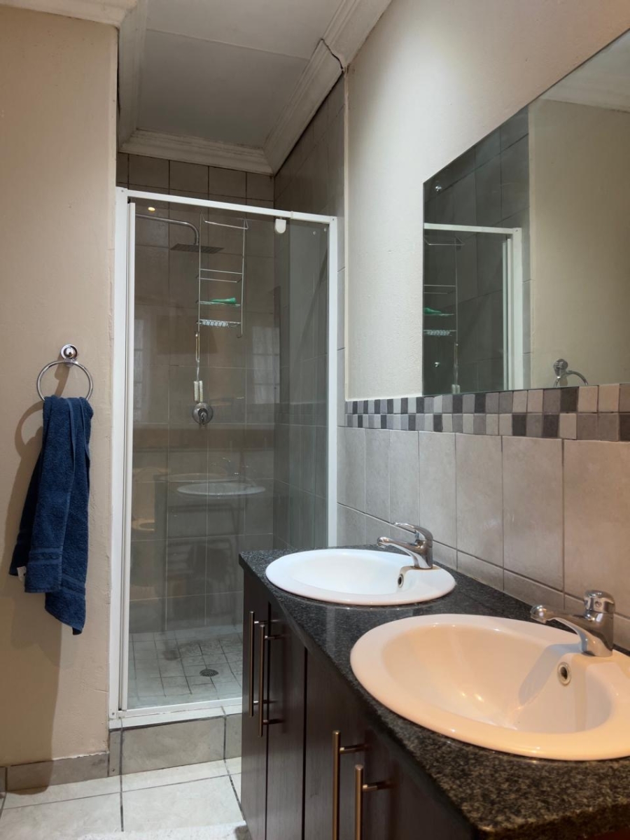 5 Bedroom Property for Sale in Thatchfield Close Gauteng