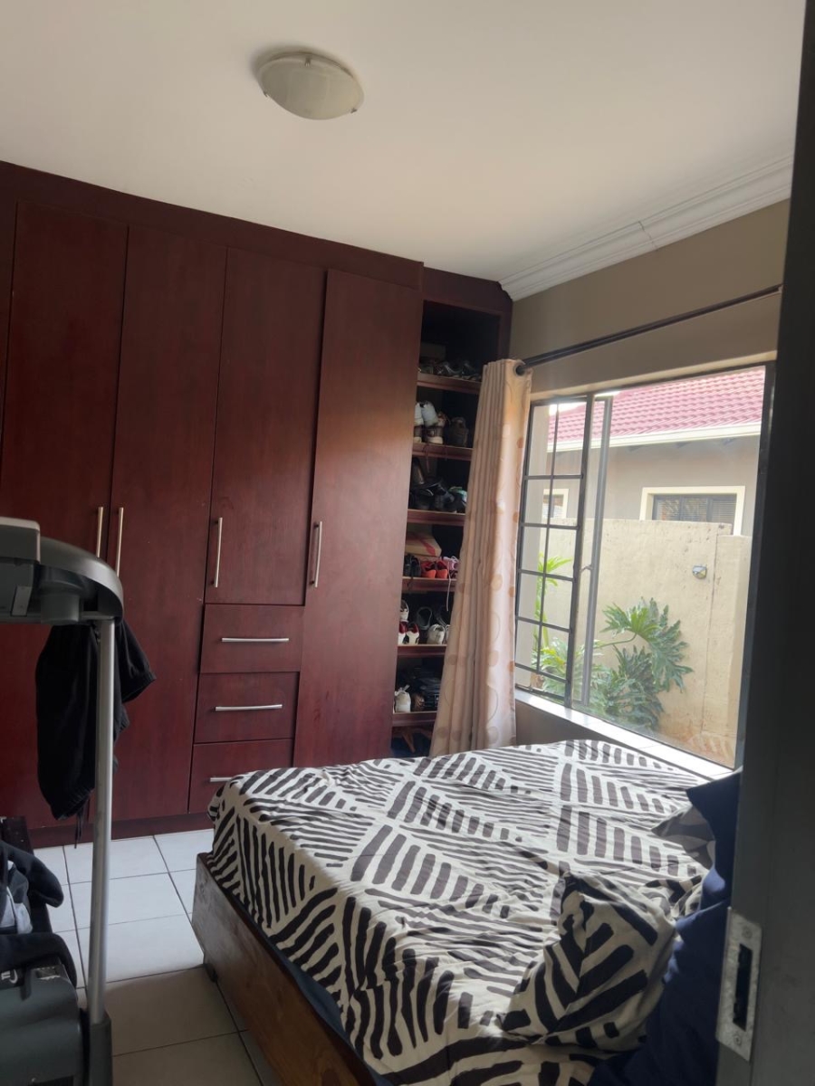 5 Bedroom Property for Sale in Thatchfield Close Gauteng