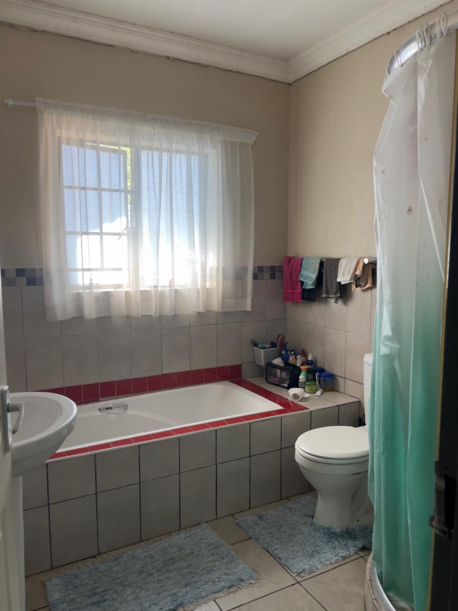 5 Bedroom Property for Sale in Thatchfield Close Gauteng