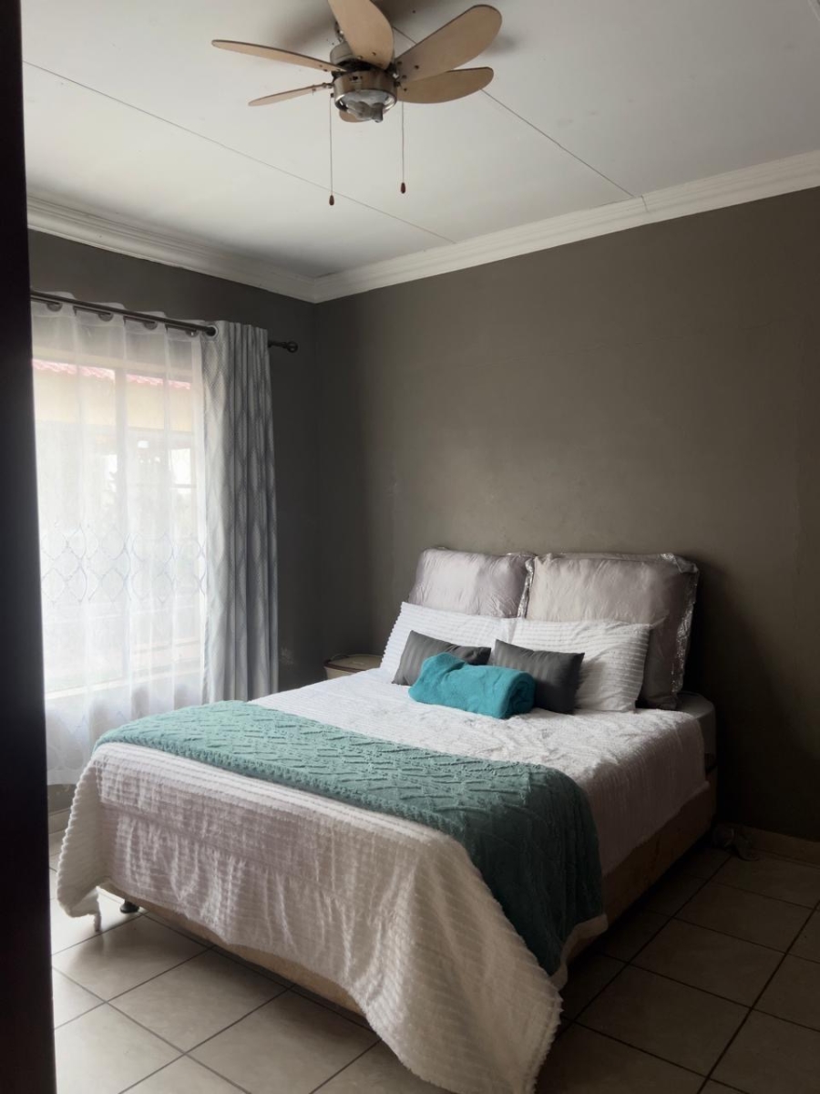 5 Bedroom Property for Sale in Thatchfield Close Gauteng