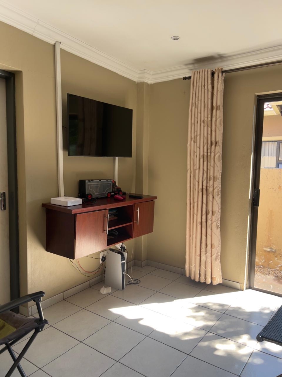 5 Bedroom Property for Sale in Thatchfield Close Gauteng